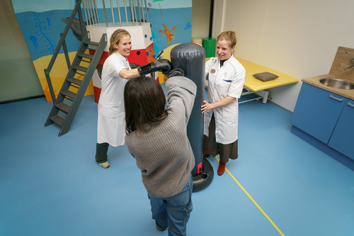 Kinderfysiotherapeut Diede Bal (links) en kinderneuroloog Elke Jacobs behandelen kinderen met hoofdpijnklachten in het Kinderhoofdpijncentrum van het Juliana Kinderziekenhuis